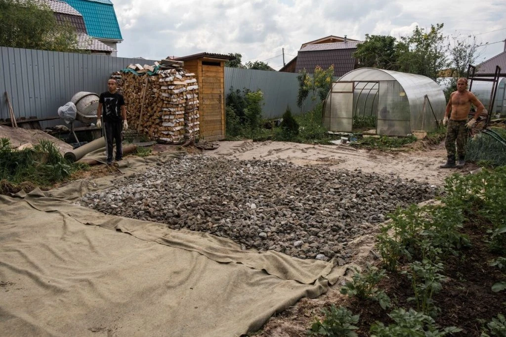 Ещё Тротуарная плитка нового поколения «Поревит» 868 подписчиков Вы подписаны Тротуарные дорожки. Зачем использовать геотекстиль? 384 прочтения 12 сентября Сегодня мы расскажем, что влияет на качество и долговечность садовых дорожек и тротуарного покрытия. Итак, на качество тротуарных дорожек влияет: Качественная плитка: с хорошими показателями прочности, морозостойкости Соблюдение технологий подготовки грунта, укладки плитки Опыт работы укладчиков Использование геотекстиля в процессе подготовки основания под плитку Правильный уход и эксплуатация – зимой нельзя использовать металлические лопаты, лом, посыпать дорожки солью и другими хим.реагентами. Что такое геотекстиль: Геотекстиль представляет собой эластичное полотно из полимерных нитей, для упрочнения структуры, обработанное на иглопробивном оборудовании. Существует еще 2 вида геотекстиля, но принцип работы у них схожий. Продается в форме рулонов Геотекстиль решает проблемы просадки плитки, образования колеи, деформации тротуарного покрытия. Добавьте описание Зачем нужен геотекстиль: Он разделяет слои дорожного покрытия и защищает их от перемешивания. Конкретно от смешения песка и щебня Повышает прочность конструкции Увеличивает ее долговечность Придает и сохраняет дренирующую способность слоев. То есть у вас не будет луж на дорожках. Геотекстиль при благоустройстве территории Как выбрать геотекстиль: Плотность зависит от предполагаемых нагрузок Чем выше нагрузки - тем выше плотнее геотекстиль Геотекстиль должен пропускать воду Но чем выше его плотность, тем выше шанс, что он забьётся пылью, грязью и перестанет пропускать воду. Где применяется геотекстиль? Мощение тротуарных дорожек как в саду, так и на больших территориях в парках, жилых комплексах Детских песочниц Клумб и искусственных водоемов Геотекстиль при благоустройстве общественных мест Геотекстиль укладывается между песком и щебнем scale_1200 (3).jpg