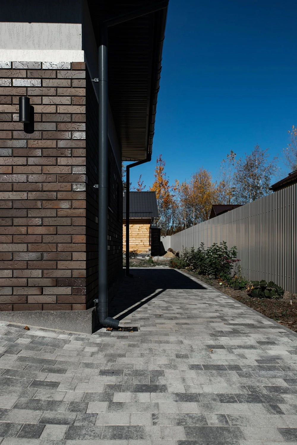 Благоустройство дома: плитка в цвете Антрацит и шаговые дорожки