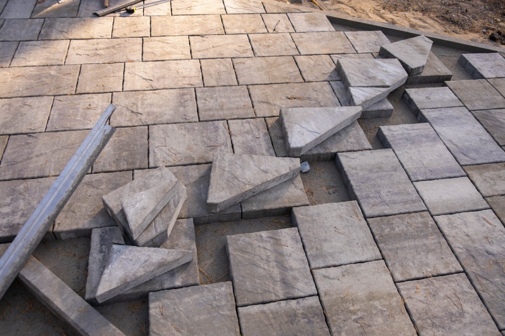 Укладка и подрезка тротуарной плитки ukladka-trotuarnoy-plity (2).jpg