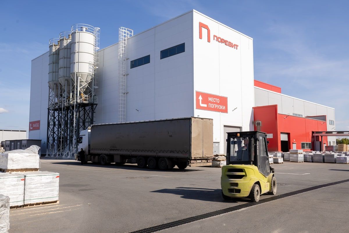 054_2025.09.17_Toli_Brown-min.jpg Завод Поревит находится в Арамиле. Точный адрес: город Екатеринбург, улица Авиастроителей, стр. 7, помещ. 14.