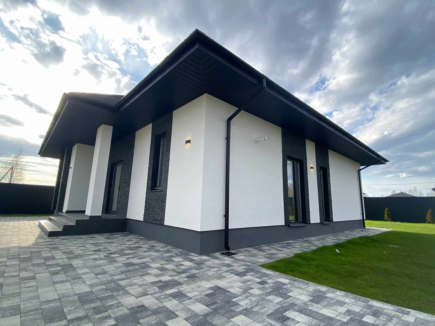 Частная территория с плиткой Старый Город в цвете Антрацит Частная территория с плиткой Старый Город в цвете Антрацит