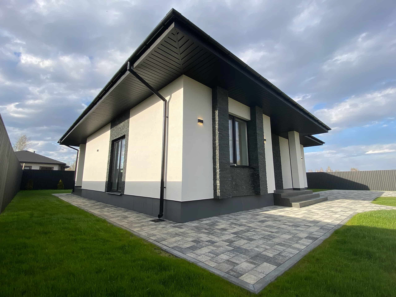 Частная территория с плиткой Старый Город в цвете Антрацит Частная территория с плиткой Старый Город в цвете Антрацит