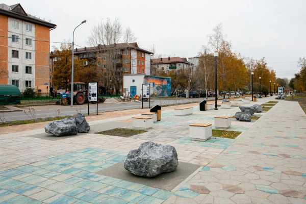 Аллея Первых на проезде Геологоразведчиков в Тюмени