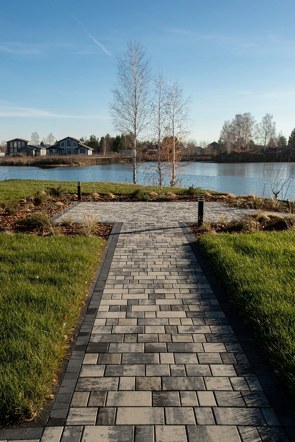 Укладка тротуарной плиты на участке с озером
